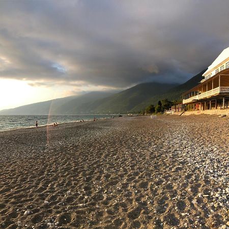 Эко Домики У Моря В Гаграх Gagra Extérieur photo